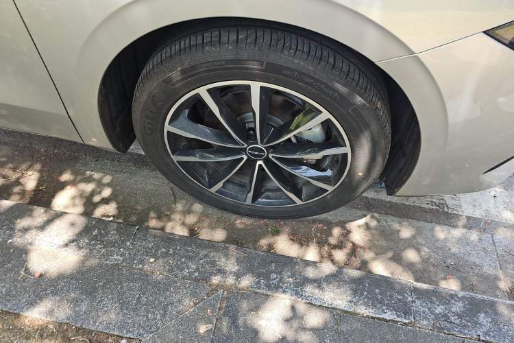 Used Roewe D7 2025 DMH 125km World Champion Edition Right Front Wheel Hub