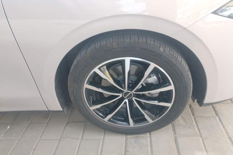 Used Roewe D7 2025 DMH 125km World Champion Edition Right Front Wheel Hub
