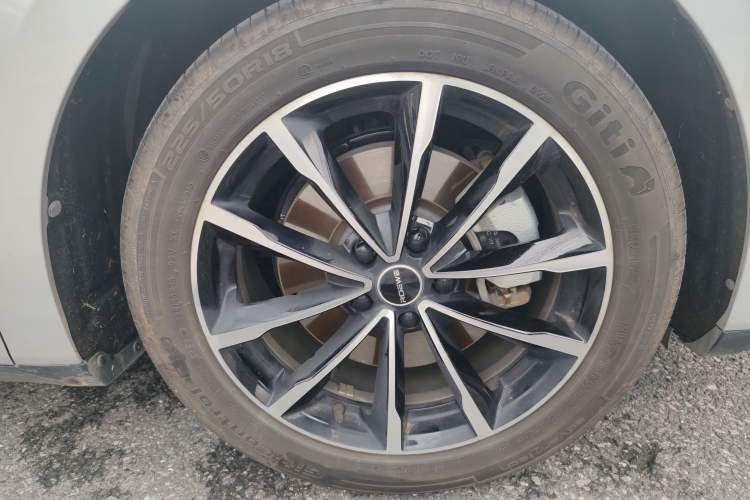 Used Roewe D7 2025 DMH 125km World Champion Excellence Edition Right Front Wheel Hub