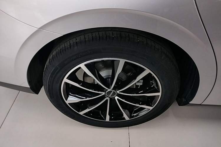 Used Roewe D7 2025 DMH 125km World Champion Excellence Edition Right Rear Wheel Hub