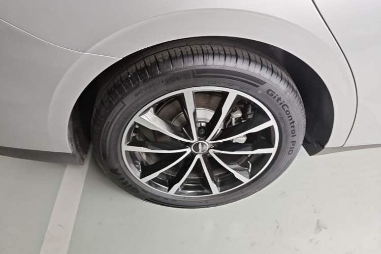 Used Roewe D7 2025 DMH 125km World Champion Edition Right Rear Wheel Hub