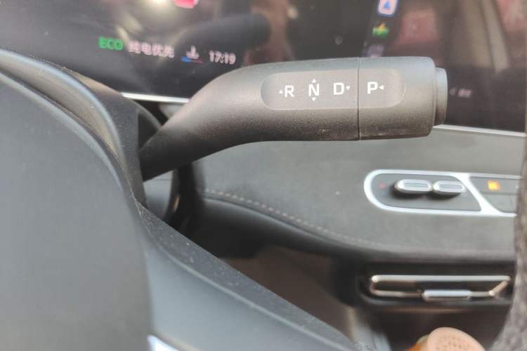 Used Roewe D7 2025 DMH 125km World Champion Excellence Edition Gear Lever