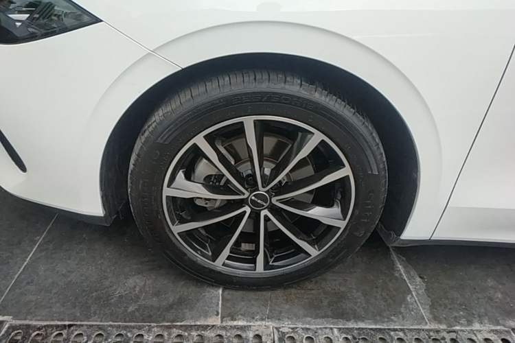 Used Roewe D7 2025 DMH 125km World Champion Edition Left Front Wheel Hub