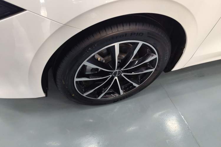 Used Roewe D7 2025 DMH 125km World Champion Excellence Edition Left Front Wheel Hub