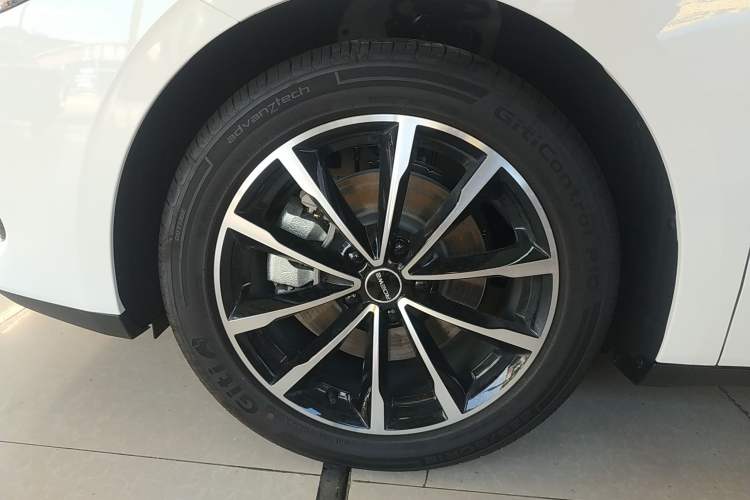 Used Roewe D7 2025 DMH 125km World Champion Edition Left Front Wheel Hub