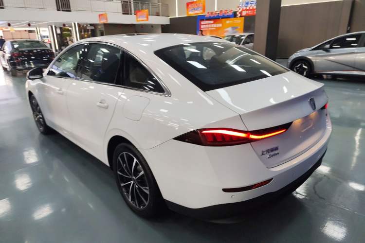 Used Roewe D7 2025 DMH 125km World Champion Excellence Edition Rear Left 45 Deg