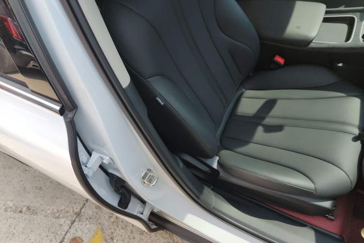 Used Roewe D7 2025 DMH 125km World Champion Excellence Edition Right Front Seat
