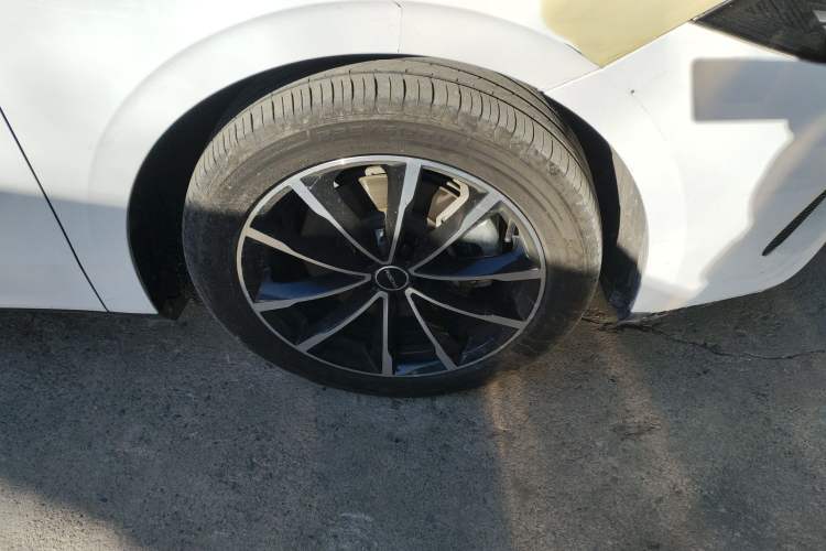 Used Roewe D7 2025 DMH 125km World Champion Excellence Edition Right Front Wheel Hub
