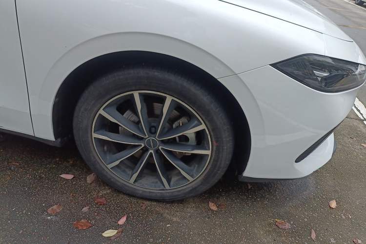 Used Roewe D7 2025 DMH 125km World Champion Edition Right Front Wheel Hub