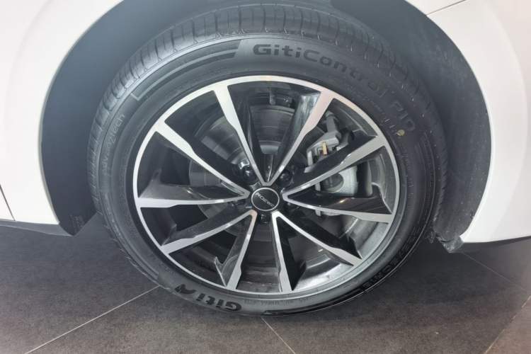 Used Roewe D7 2025 DMH 125km World Champion Edition Right Front Wheel Hub