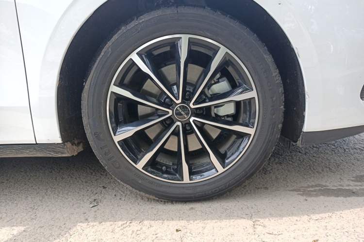 Used Roewe D7 2025 DMH 125km World Champion Excellence Edition Right Front Wheel Hub