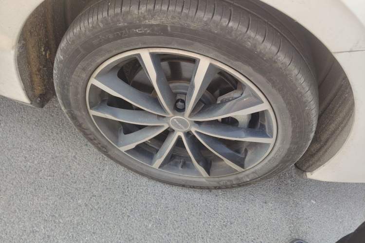 Used Roewe D7 2025 DMH 125km World Champion Excellence Edition Right Front Wheel Hub