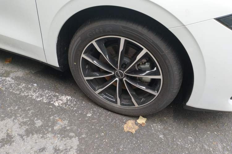 Used Roewe D7 2025 DMH 125km World Champion Edition Right Front Wheel Hub