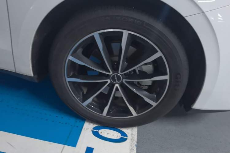 Used Roewe D7 2025 DMH 125km World Champion Edition Right Front Wheel Hub