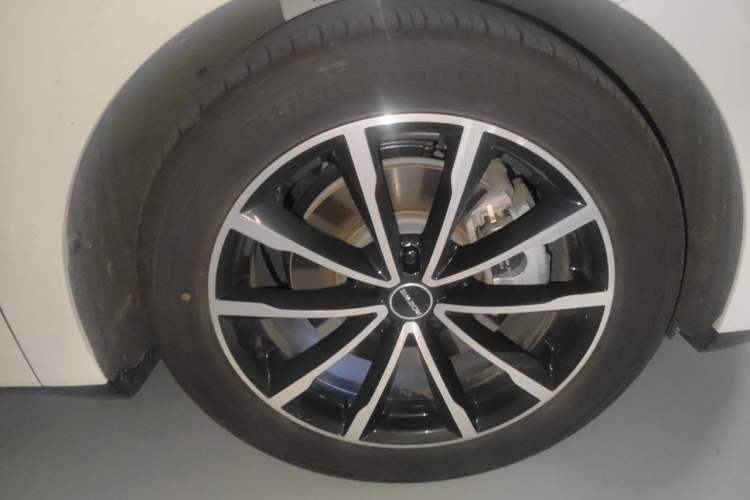 Used Roewe D7 2025 DMH 125km World Champion Edition Right Front Wheel Hub