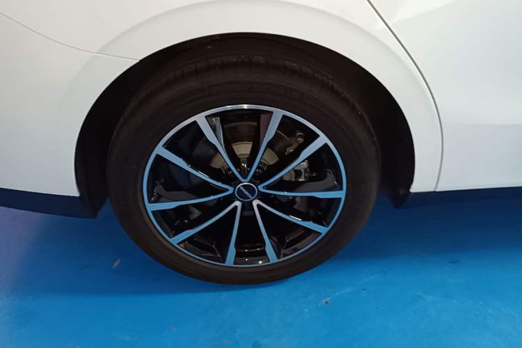 Used Roewe D7 2025 DMH 125km World Champion Edition Right Rear Wheel Hub
