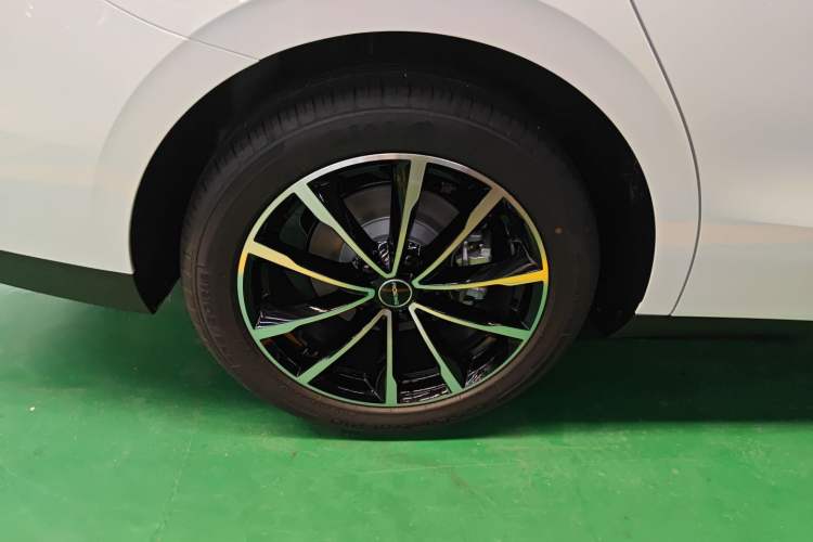 Used Roewe D7 2025 DMH 125km World Champion Edition Right Rear Wheel Hub