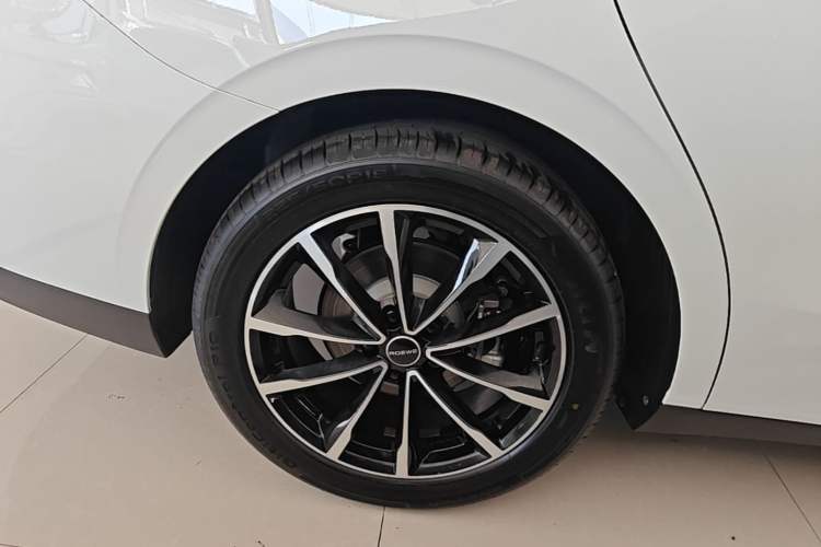 Used Roewe D7 2025 DMH 125km World Champion Excellence Edition Right Rear Wheel Hub