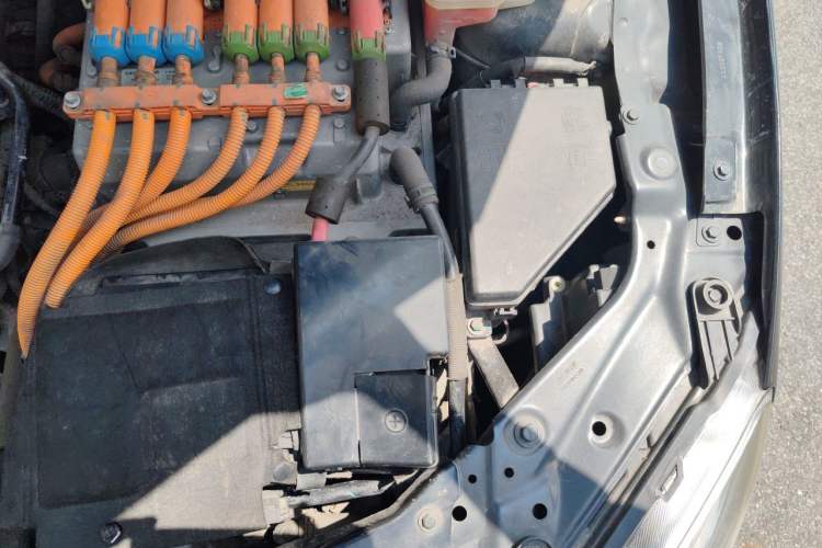 Used Roewe e550 2014 Flagship Edition Engine Bay Left