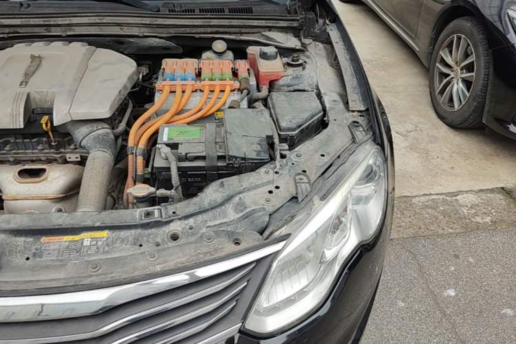 Used Roewe e550 2014 Flagship Edition Engine Bay Left