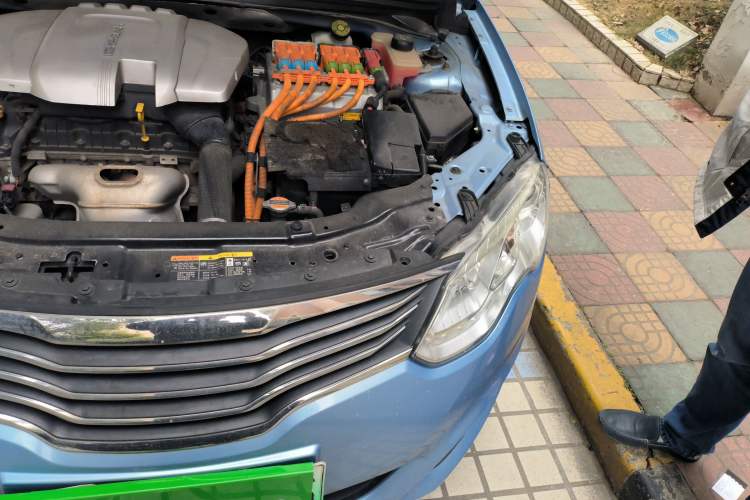 Used Roewe e550 2014 Flagship Edition Engine Bay Left