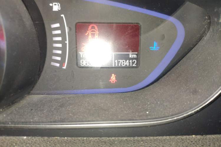 Used Roewe e550 2014 Flagship Edition Odometer Close Up