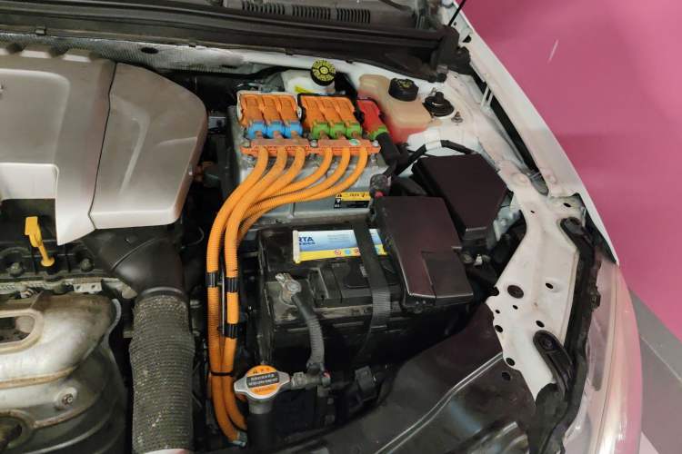 Used Roewe e550 2014 Flagship Edition Engine Bay Left