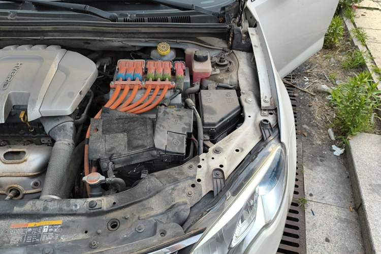 Used Roewe e550 2014 Luxury Edition Engine Bay Left