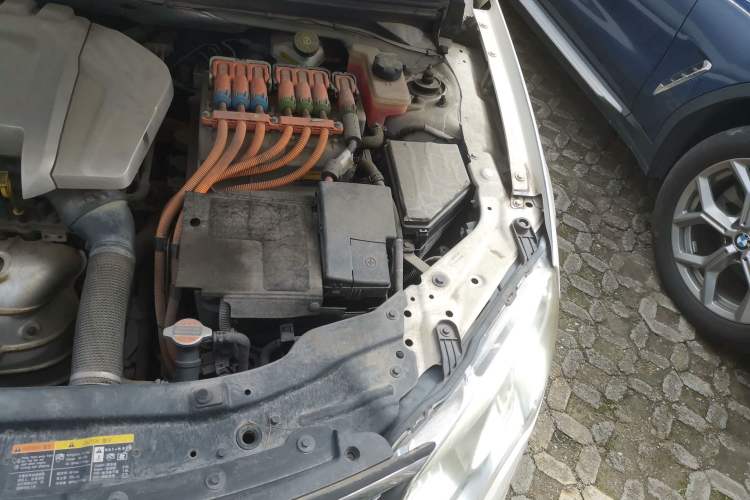 Used Roewe e550 2014 Flagship Edition Engine Bay Left