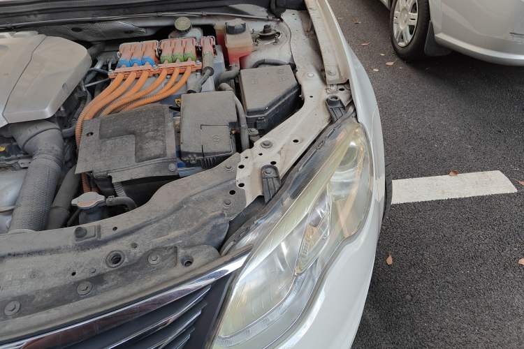 Used Roewe e550 2014 Flagship Edition Engine Bay Left