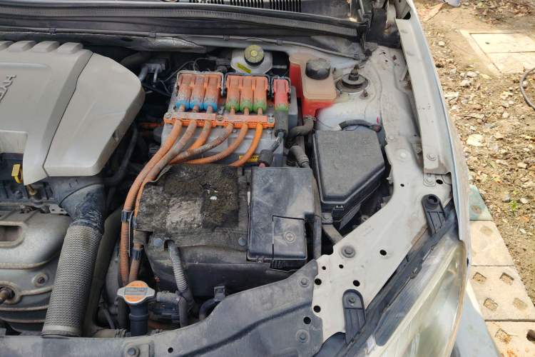 Used Roewe e550 2014 Flagship Edition Engine Bay Left