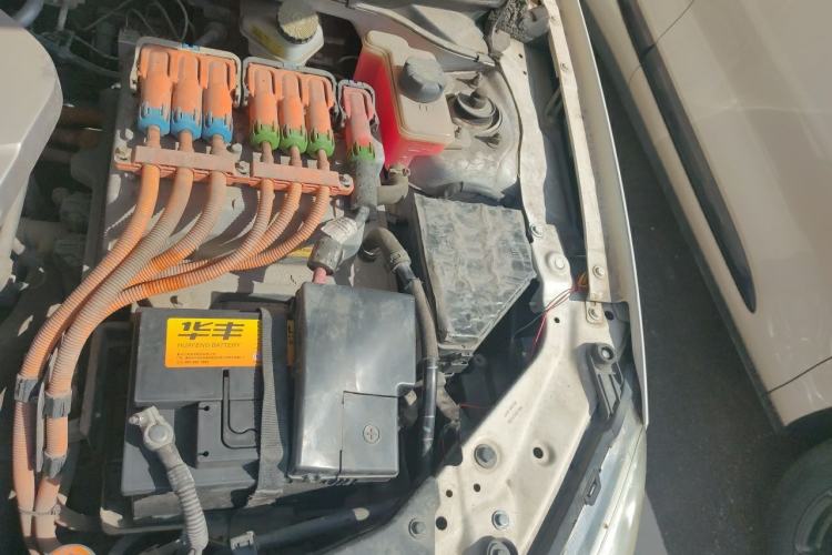 Used Roewe e550 2014 Flagship Edition Engine Bay Left