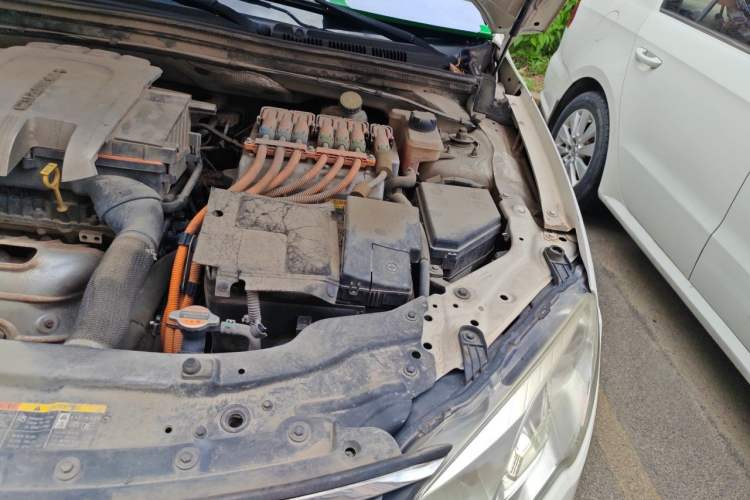 Used Roewe e550 2014 Flagship Edition Engine Bay Left