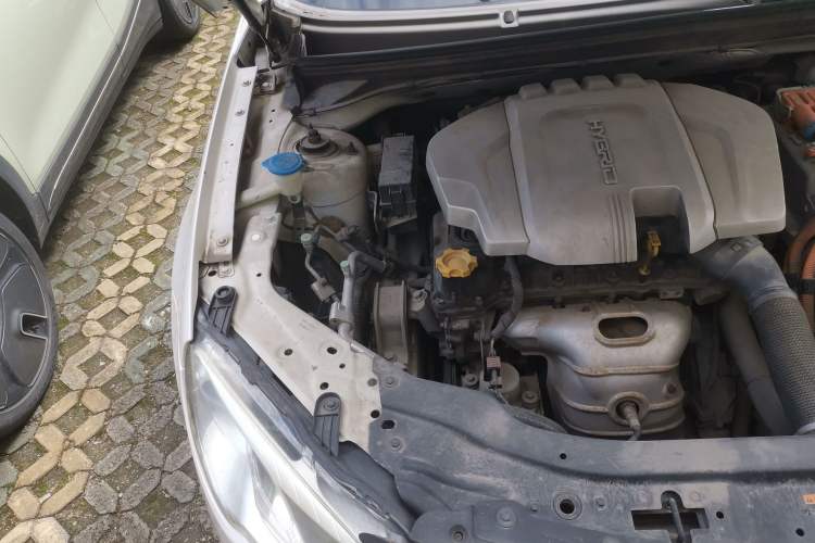 Used Roewe e550 2014 Flagship Edition Engine Bay Right