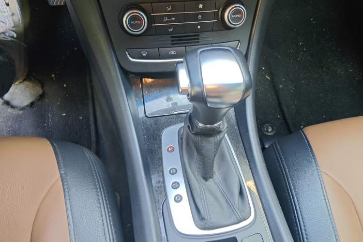 Used Roewe e550 2014 Flagship Edition Gear Lever