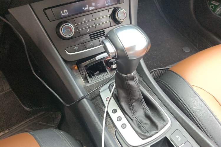 Used Roewe e550 2014 Flagship Edition Gear Lever
