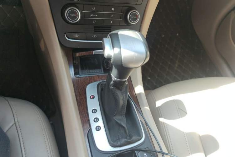 Used Roewe e550 2014 Flagship Edition Gear Lever