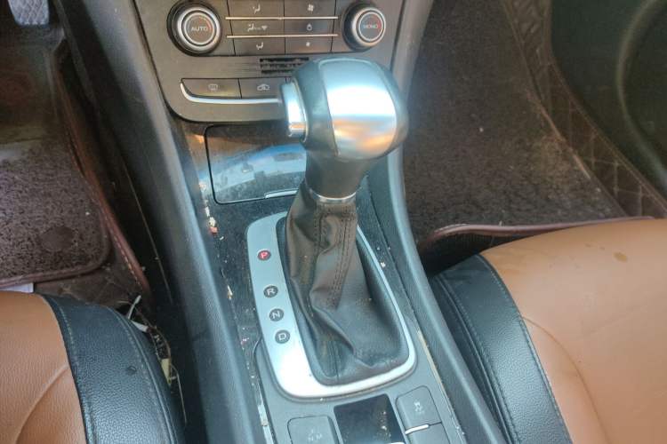 Used Roewe e550 2016 Deluxe Edition Gear Lever
