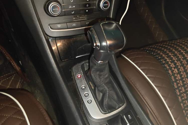 Used Roewe e550 2016 Deluxe Edition Gear Lever