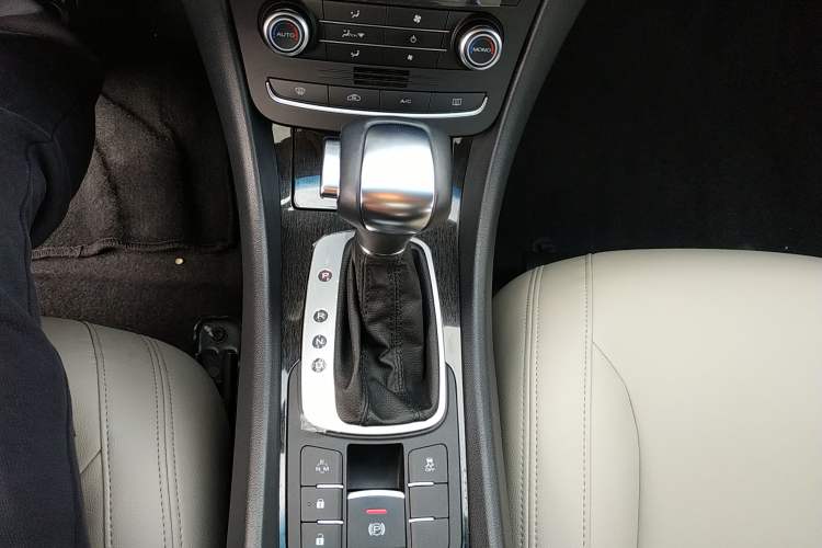 Used Roewe e550 2016 Deluxe Edition Gear Lever