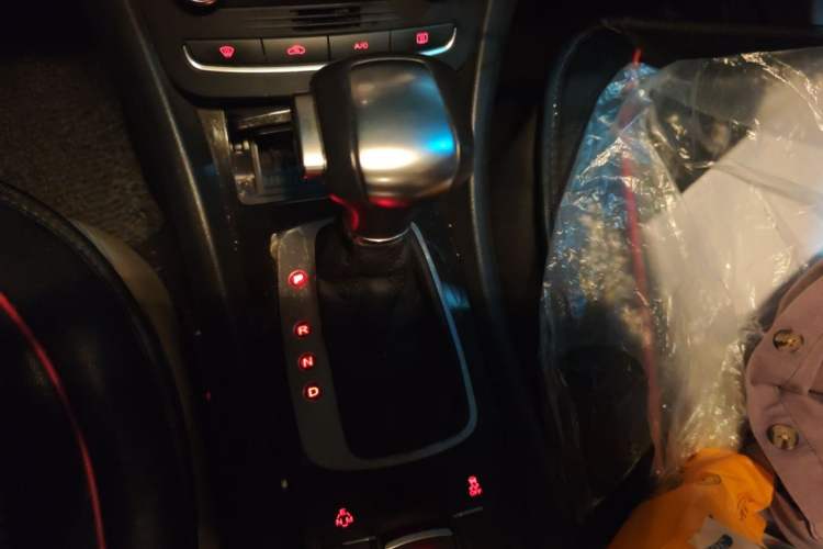 Used Roewe e550 2016 Deluxe Edition Gear Lever