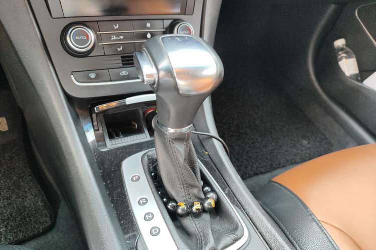 Used Roewe e550 2016 Deluxe Edition Gear Lever