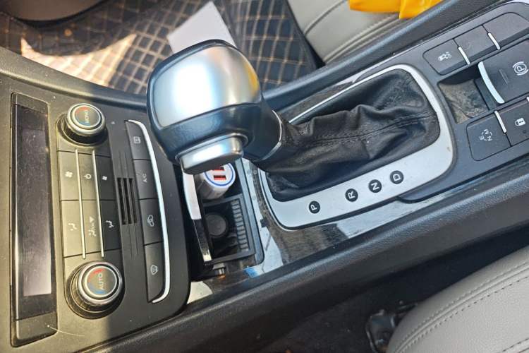 Used Roewe e550 2016 Deluxe Edition Gear Lever