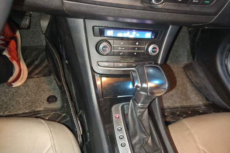 Used Roewe e550 2016 Deluxe Edition Gear Lever