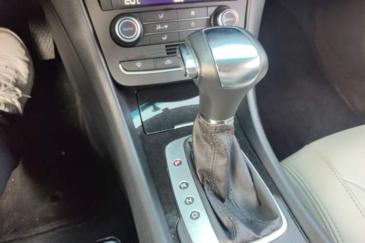 Used Roewe e550 2016 Deluxe Edition Gear Lever