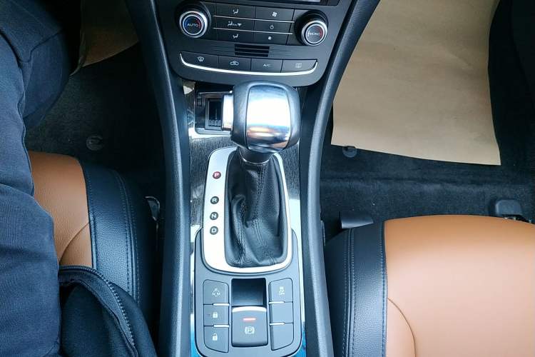 Used Roewe e550 2016 Deluxe Edition Gear Lever