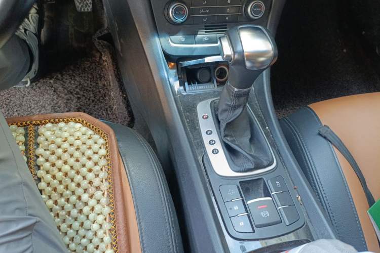 Used Roewe e550 2016 Deluxe Edition Gear Lever