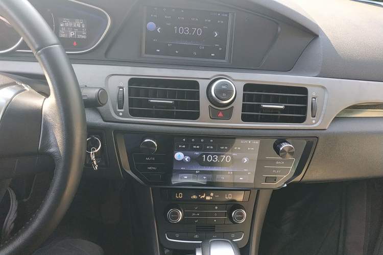 Used Roewe e550 2016 Deluxe Edition Audio And AC Panel