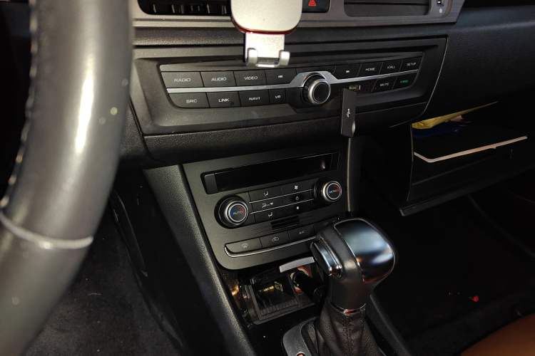 Used Roewe e550 2016 Deluxe Edition Audio And AC Panel