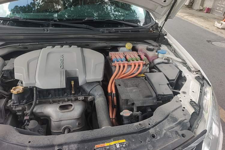 Used Roewe e550 2016 Flagship Edition Engine Bay Left